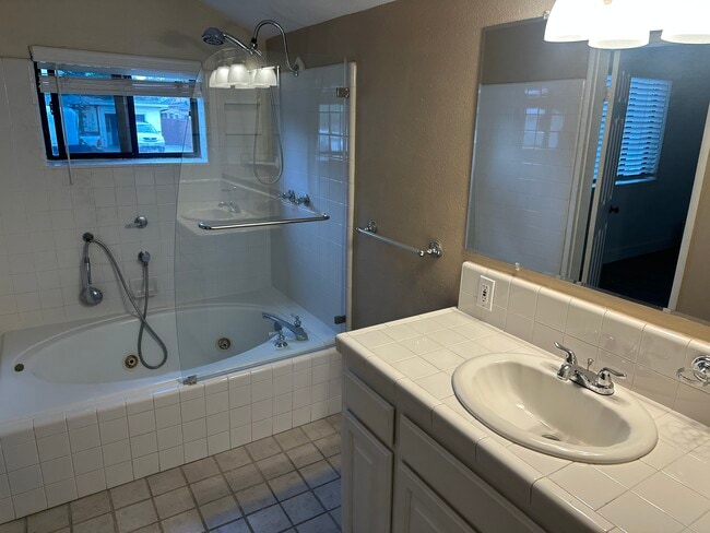 Building Photo - 1374 Olivina Ave