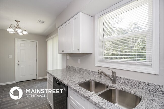 Building Photo - 2704 Aruba Dr