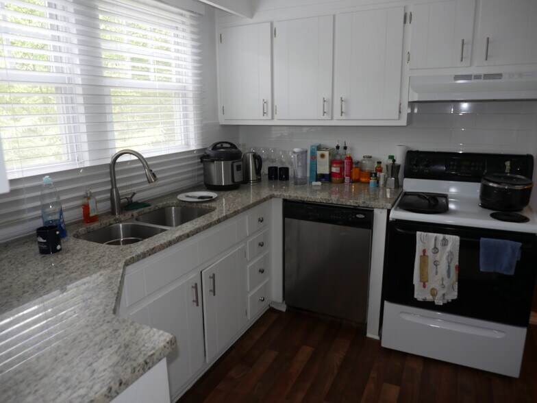 Kitchen - 1065 Atlantic Dr NW