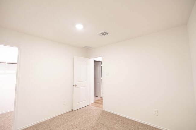 Building Photo - 14914 Timber Pnes Dr