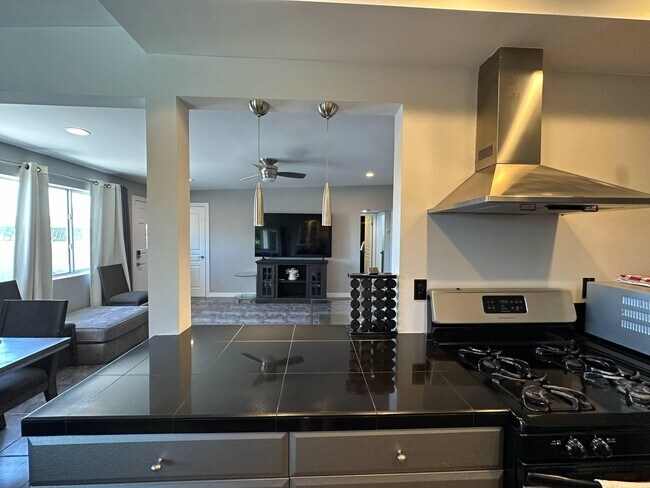Building Photo - 725 S Mountain View Dr