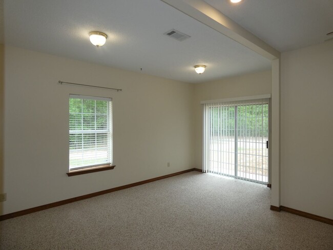 Building Photo - Custom Home On 1.78 Acre Lot