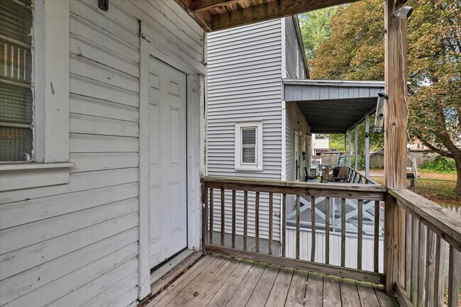 Building Photo - "Charming 2-Bedroom Retreat on Saratoga Avenue - Spacious 1100 Sq Ft Gem in Waterford!"