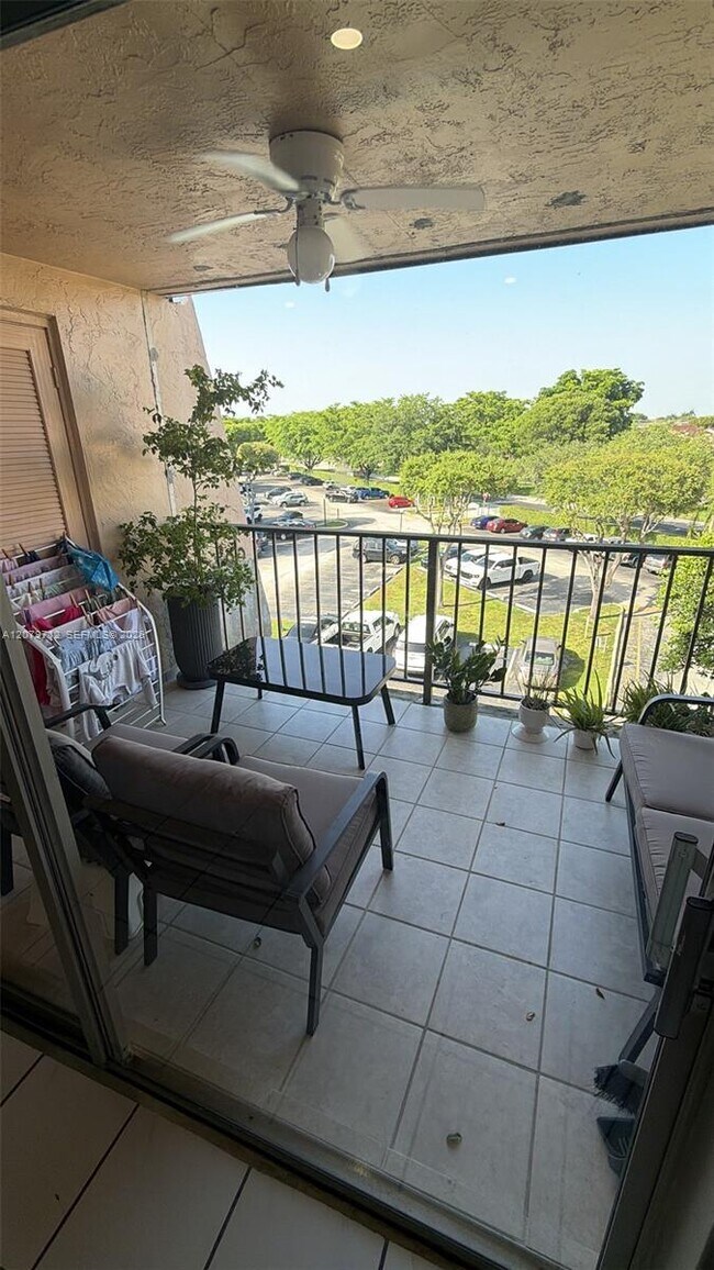 Building Photo - 13715 Kendale Lakes Cir