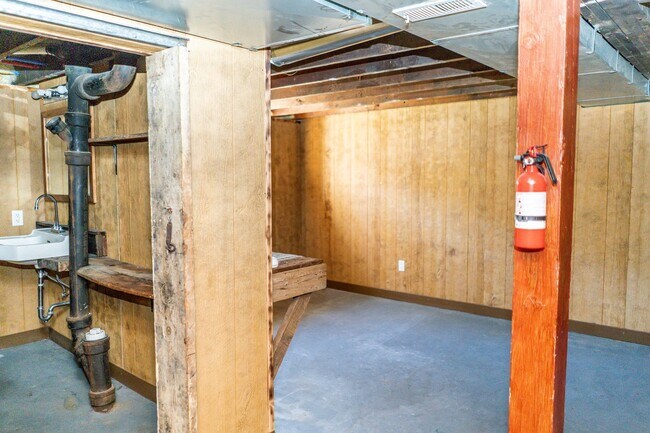 Building Photo - Spacious 2 bedroom 2 bath house