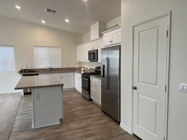 Building Photo - 4 Bedroom 2 Bath