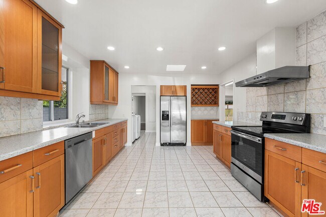 Building Photo - 6932 Mammoth Ave
