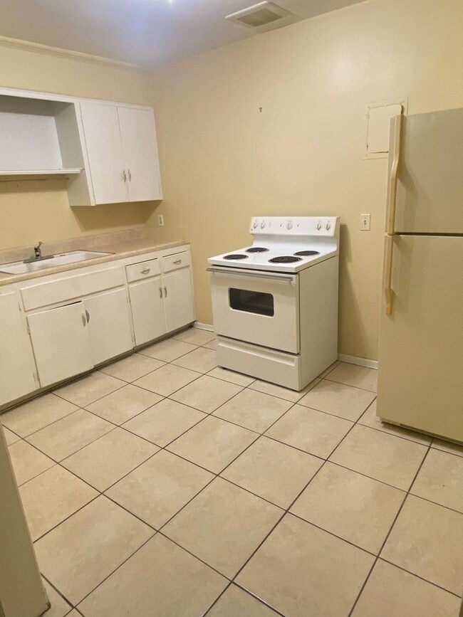 Building Photo - Spacious 1/1 one story unit in a small 18 unit complex.