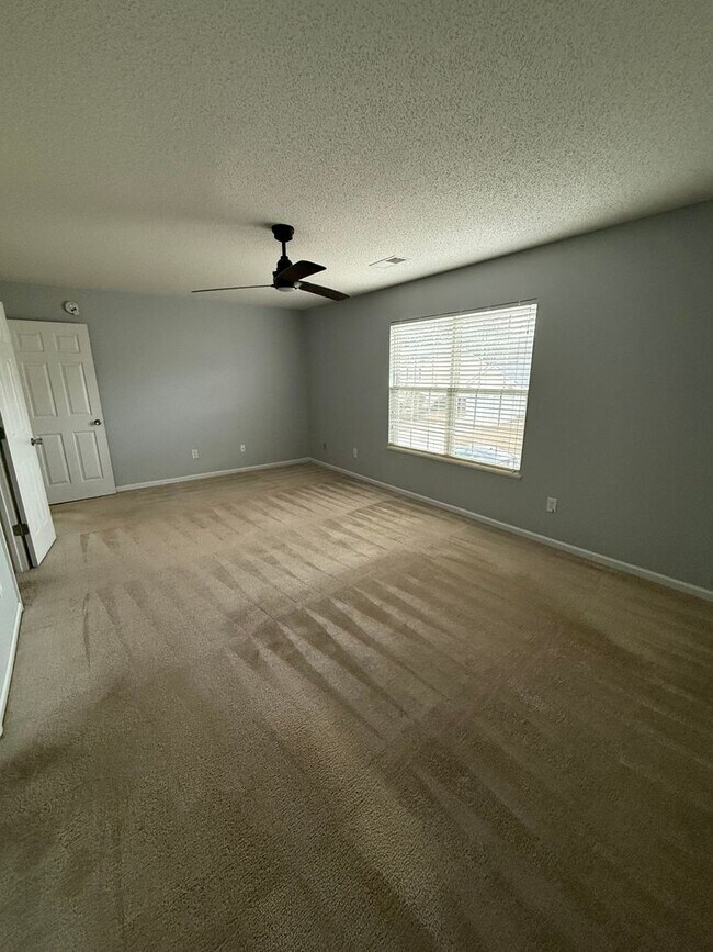 Building Photo - Beautiful 4 Bedroom