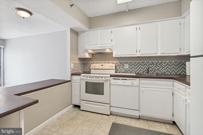 Building Photo - 2921 N Leisure World Blvd