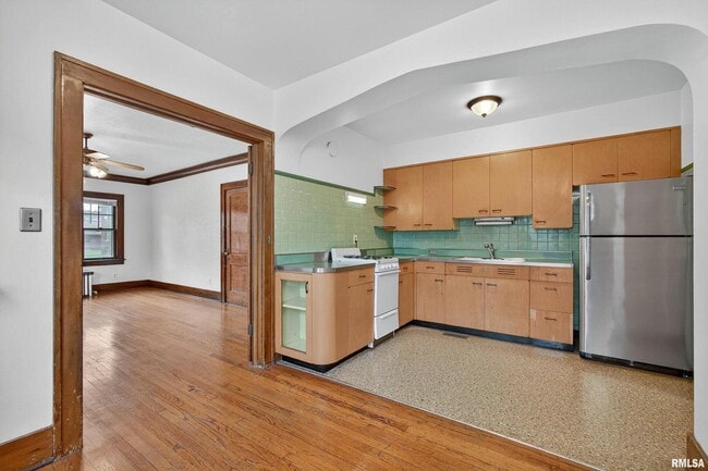 Building Photo - 318 W Columbia Ave