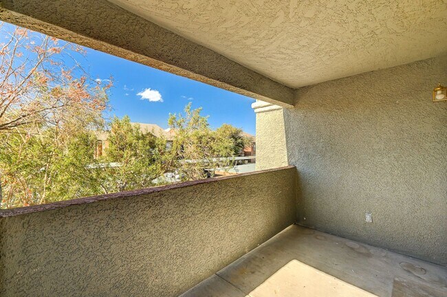 Building Photo - Spacious 2-Bed Condo with Balcony in Gated...