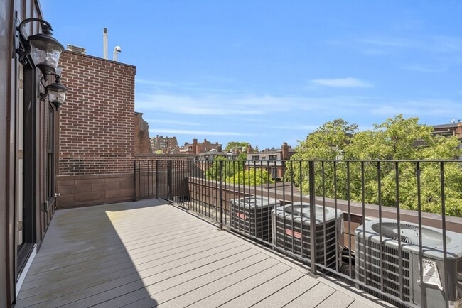 Building Photo - 352 Marlborough St