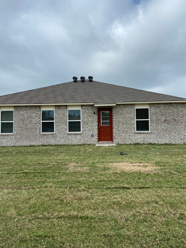 Building Photo - 1600 Isabella Rd