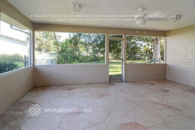 Building Photo - 801 SW Ivanhoe Dr