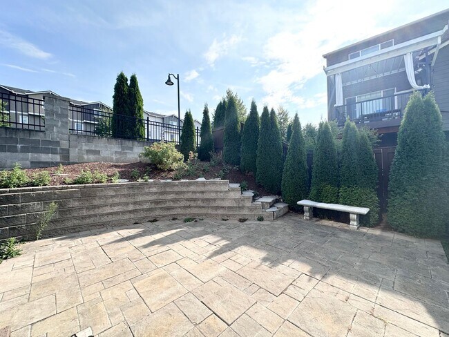Building Photo - Stunning Modern 5 Bed 3 Bath Home in North...