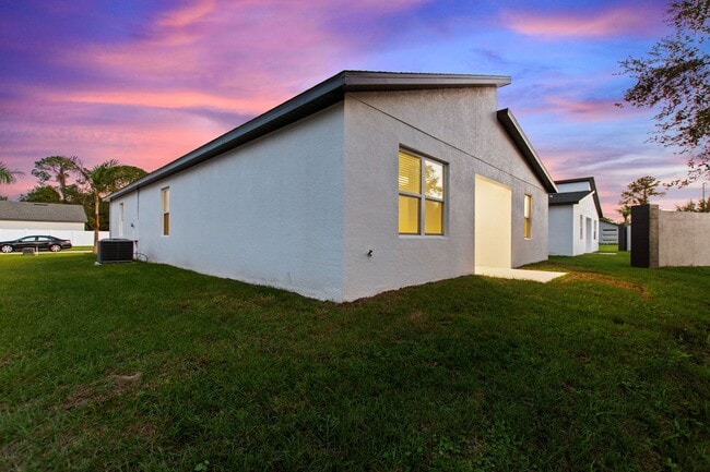 Building Photo - Deposit-Free! Modern, energy efficient hom...