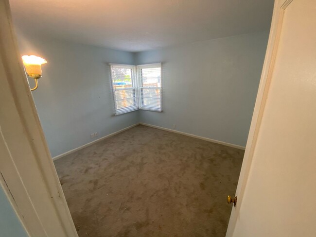 Building Photo - Newly Remodeled 2 Bedroom 1 Bath House - L...