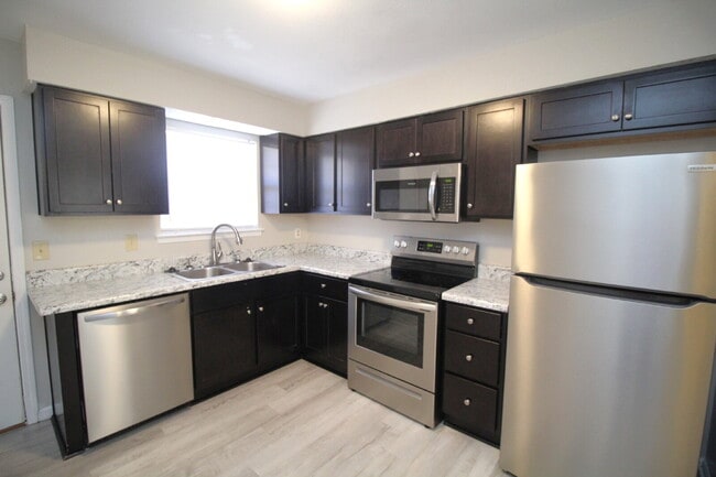 Building Photo - Updated 2BR/1BA in Gulf Breeze –  Water & Lawn Care Included – Available Now!