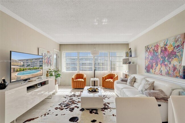 Building Photo - 330 SE 2nd St