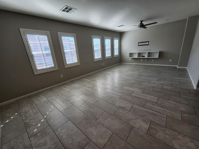 Building Photo - Three Level Mountains Edge Townhome