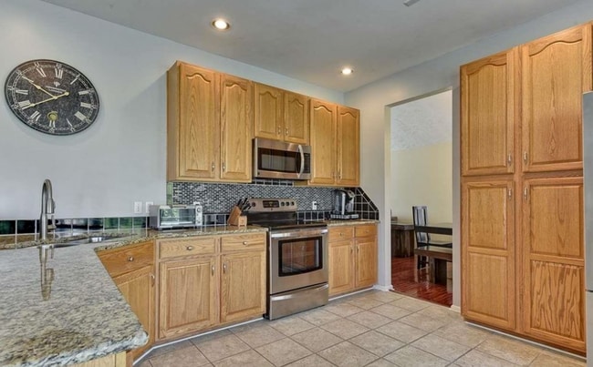 Building Photo - Beautiful 4 Bedroom In Rose Garden Estates!!