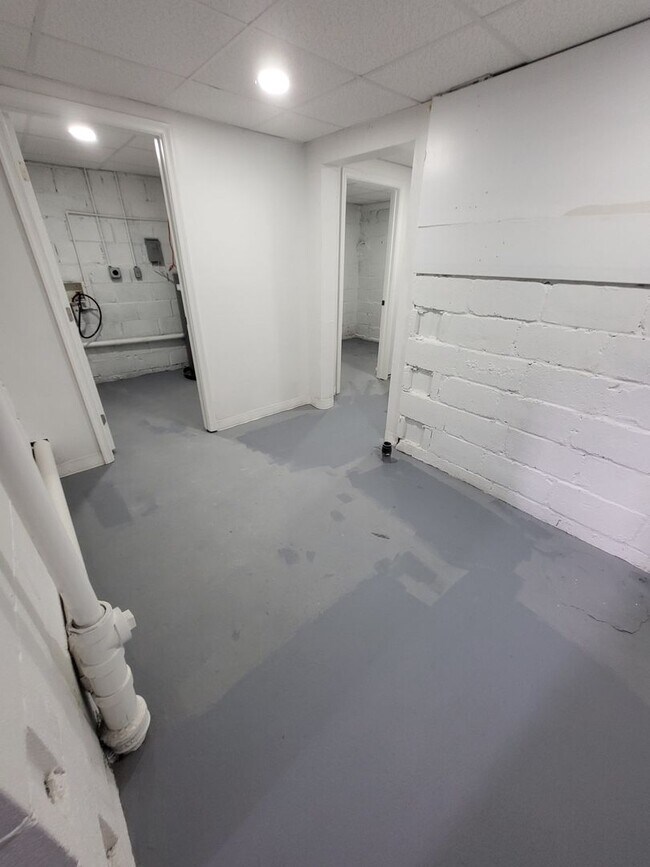 Building Photo - 915 Jack St