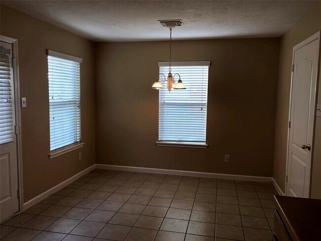 Building Photo - 9311 Eaglewood Spring Dr