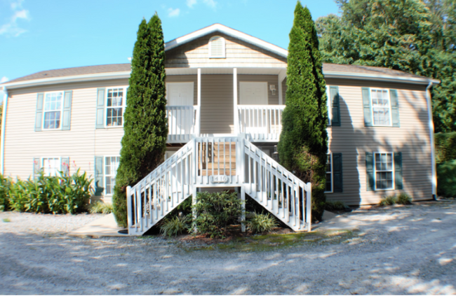 Building Photo - Charming 2-Bedroom, 1-Bathroom Ground Floo...