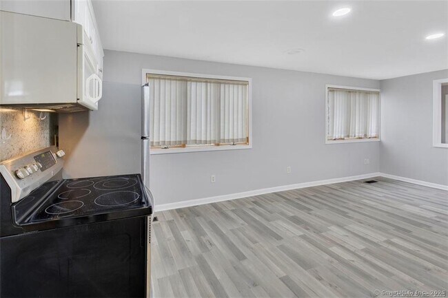 Building Photo - 571 Wolcott St