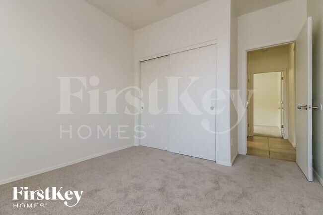 Building Photo - 16860 W Cottonwood St