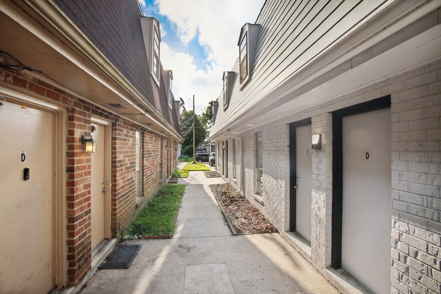 Building Photo - 424 Deckbar Ave