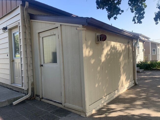 Building Photo - 3 bedroom, 1.5 Bath Home located near Skyv...