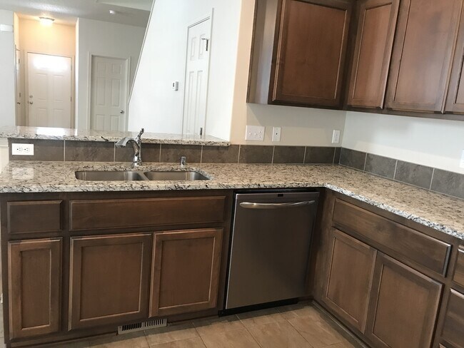 Building Photo - Well Maintained Spacious 4 BD Home with Gr...