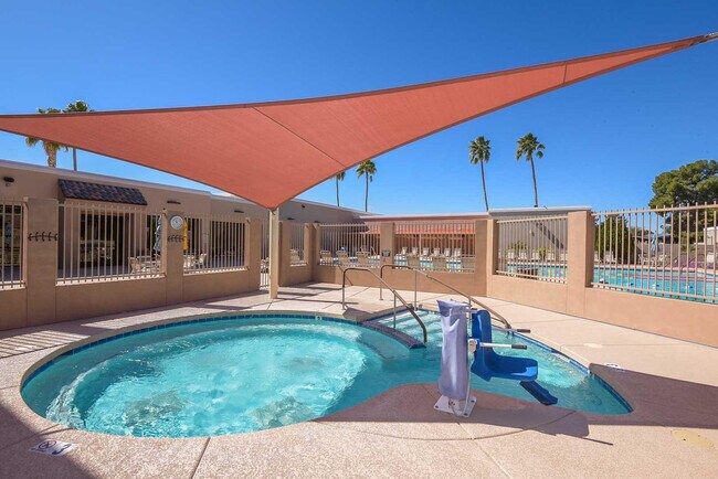 Building Photo - 10537 W La Jolla Dr