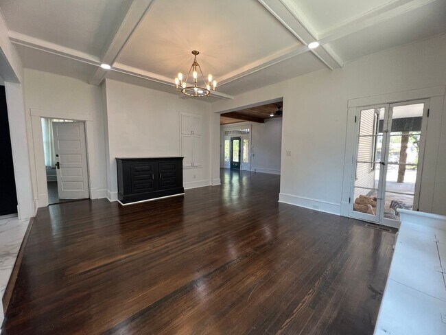 Building Photo - Southern Charm at its Best!!!