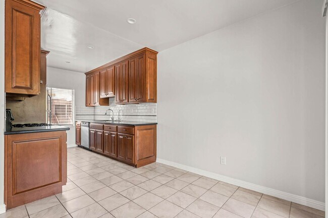 Building Photo - 607 Flores St
