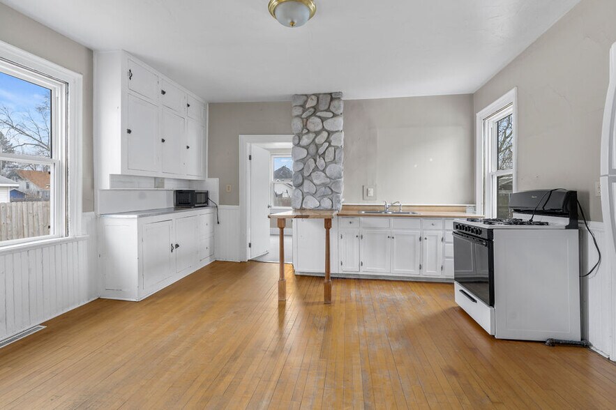 Primary Photo - 625 W 10th Ave