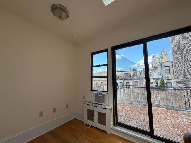 Building Photo - 39 W 68th St