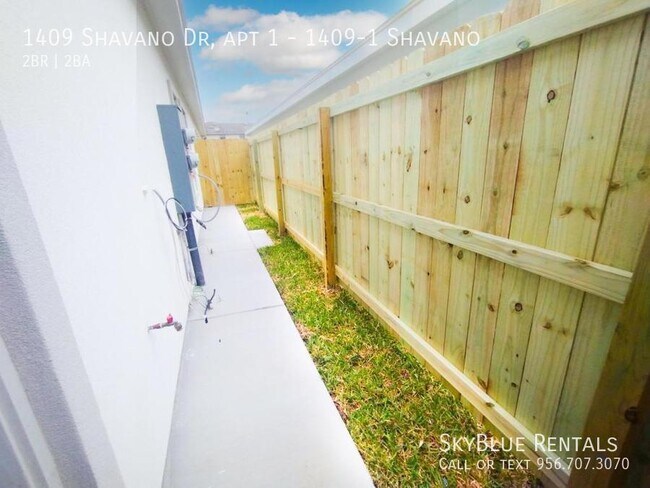 Building Photo - 1409 Shavano Dr