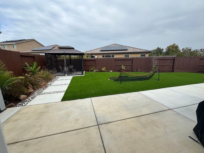 Building Photo - Modern 3 Bedroom, 2 Bath Home Built in 202...