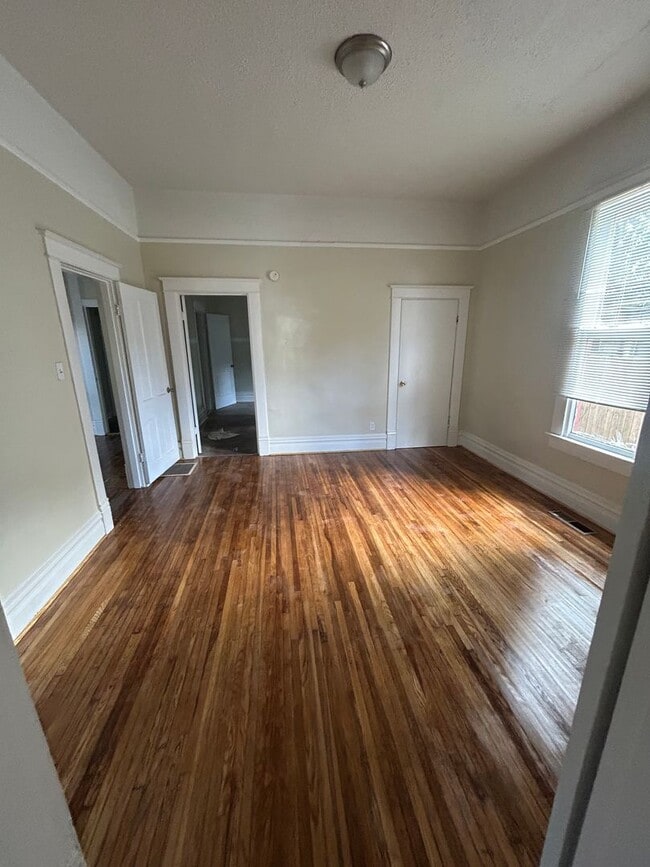 Building Photo - 5 bedroom 1.5 bath