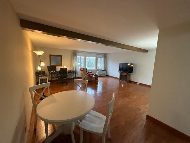 Building Photo - 4 Longwood Dr