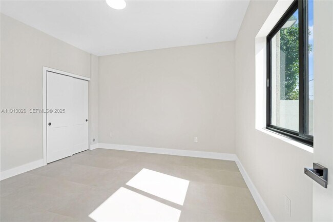 Building Photo - 4303 E 8th Ct