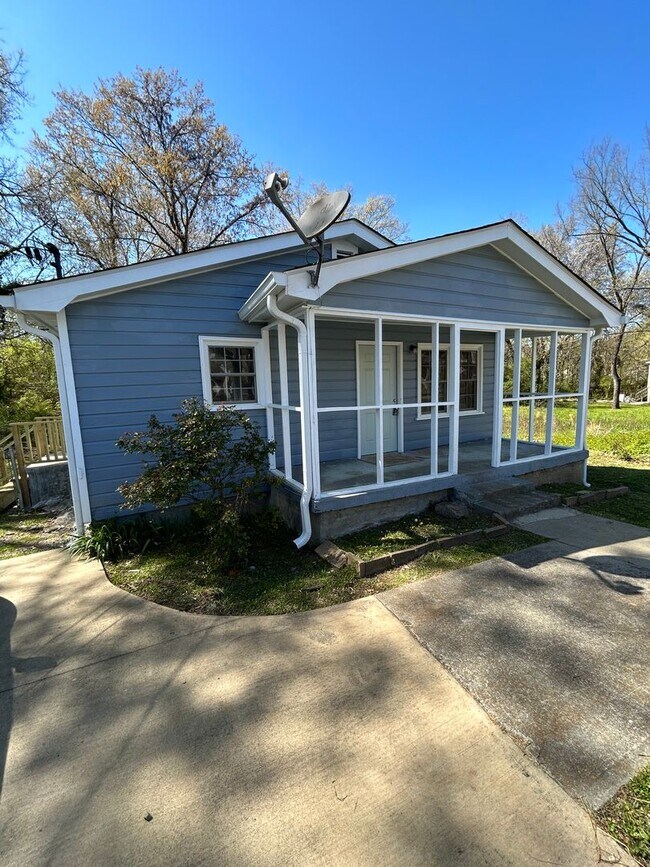 Building Photo - Updated 2/1 House in South Rome $995