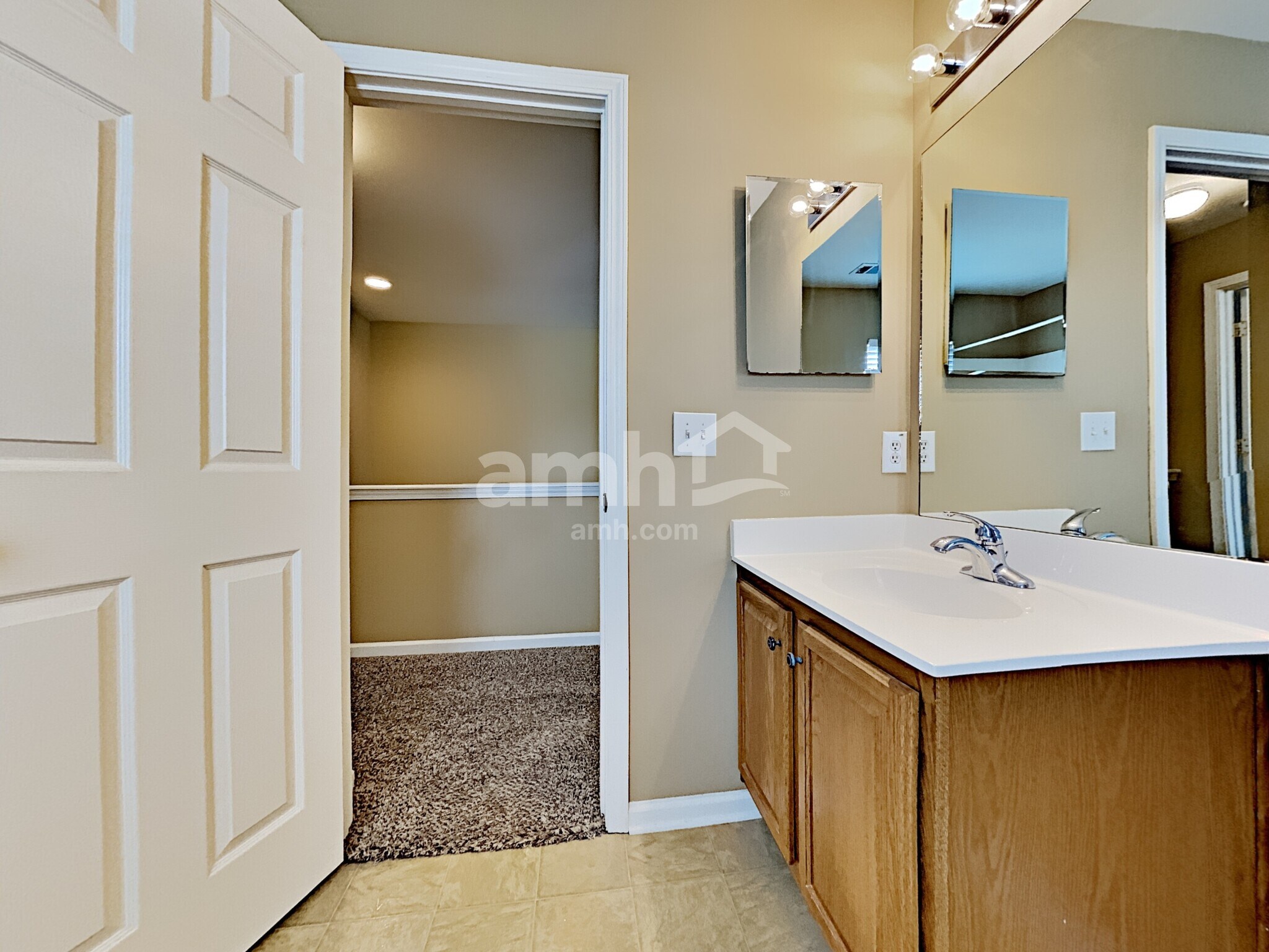 Building Photo - 362 Roseglen Dr
