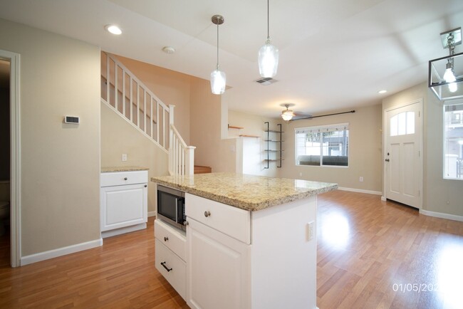 Building Photo - $3450 /3 Bed /2.5 Bath in Spinnaker Place ...