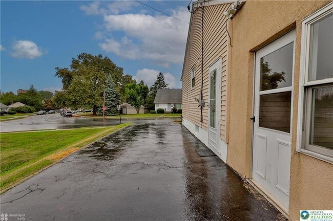 Building Photo - 1557 Greenview Dr