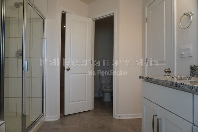 Building Photo - 210 Creekview Rd