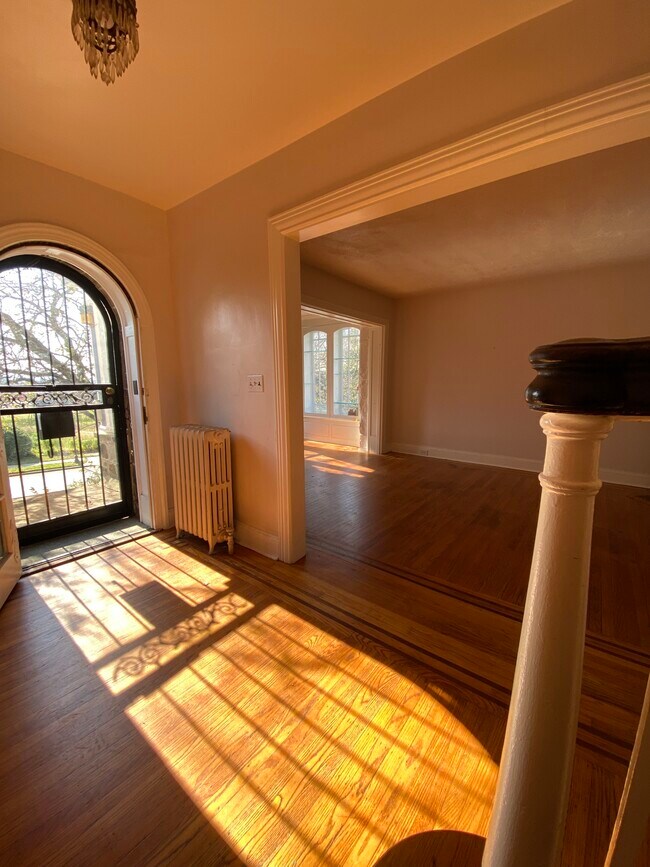 Foyer - 1000 E 36th St
